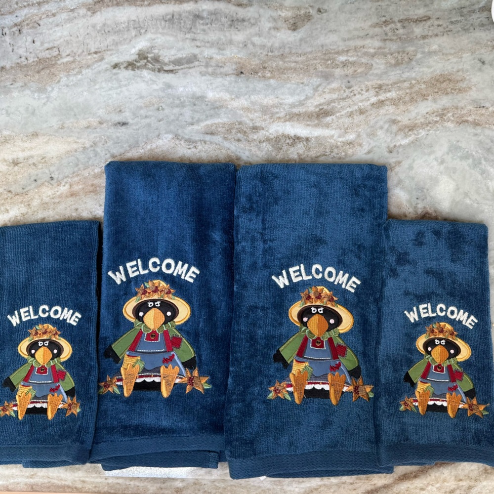 Decorative Fall towels, set of 4: 2hand towels and 2 washcloths. Never used!!!